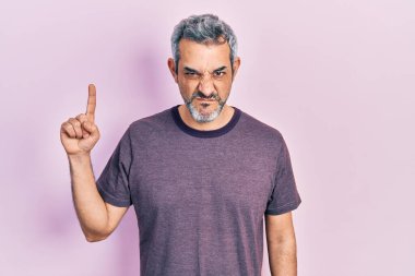 Yakışıklı, orta yaşlı, gri saçlı, işaret parmağı kuşkucu ve gergin, sorun yüzünden kaşlarını çatan bir adam. negatif kişi. 