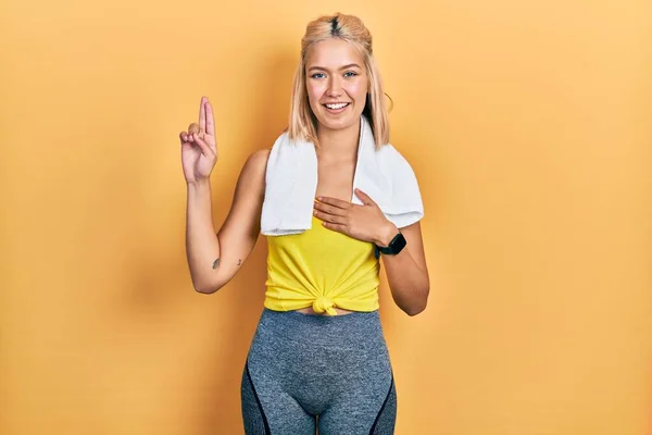 Beautiful Blonde Sports Woman Wearing Workout Outfit Smiling Swearing Hand — Stockfoto