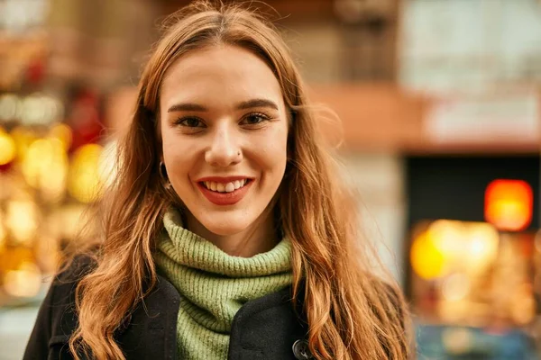 Genç Sarışın Kız Gülümsüyor Mutlu Bir Şekilde Şehirde Duruyor — Stok fotoğraf
