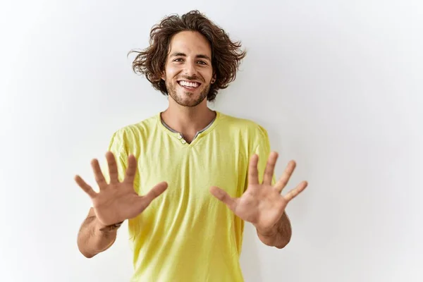 Junger Hispanischer Mann Steht Vor Isoliertem Hintergrund Und Zeigt Mit — Stockfoto