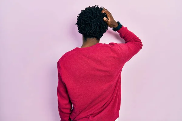 Genç Afrikalı Amerikalı Bir Adam Günlük Kıyafetlerini Ters Giyip Elleri — Stok fotoğraf