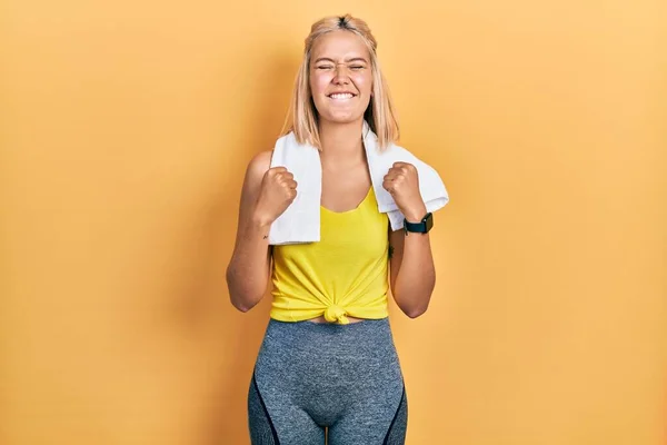 Beautiful Blonde Sports Woman Wearing Workout Outfit Excited Success Arms — Foto Stock