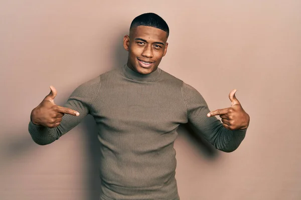 Young Black Man Wearing Casual Turtleneck Sweater Looking Confident Smile — ストック写真