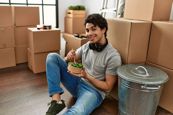 Young Hispanic Man Eating Salad Sitting Floor New Home — Stock Photo, Image