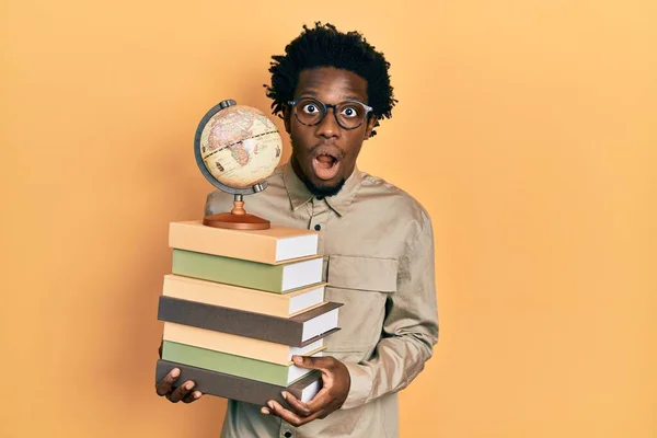 Young African American Man Holding Pile Books Vintage World Ball — Stok fotoğraf