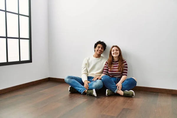 Jovem Casal Hispânico Sorrindo Feliz Sentado Chão Casa Nova Vazia — Fotografia de Stock