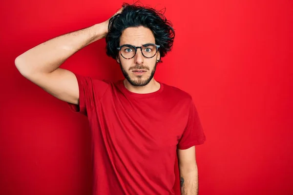 Snygg Latinamerikansk Man Klädd Avslappnad Shirt Och Glasögon Förvirra Och — Stockfoto