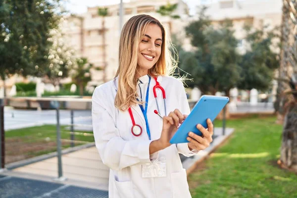 Young Blonde Woman Wearing Doctor Uniform Using Touchpad Park — Fotografia de Stock