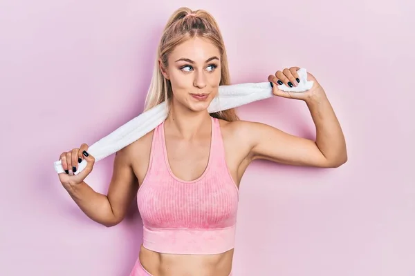 Young Beautiful Caucasian Woman Wearing Sportswear Towel Smiling Looking Side — Foto de Stock