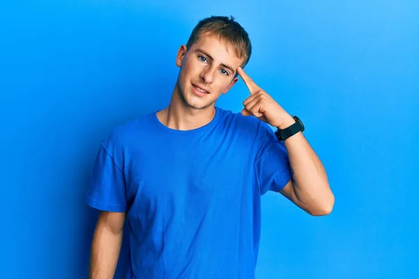 Joven Hombre Caucásico Vistiendo Casual Camiseta Azul Sonriendo Apuntando Cabeza —  Fotos de Stock