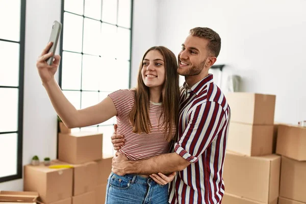 Young Caucasian Couple Smiling Happy Make Selfie Smartphone New Home — Stock Photo, Image