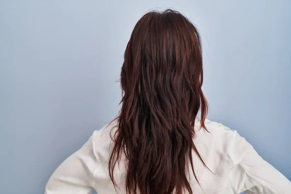 Mulher Caucasiana Jovem Vestindo Camisa Branca Casual Sobre Fundo Isolado — Fotografia de Stock