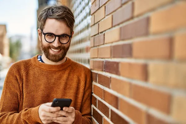 Güneşli Bir Günde Akıllı Telefon Kullanan Sakallı Beyaz Bir Genç — Stok fotoğraf