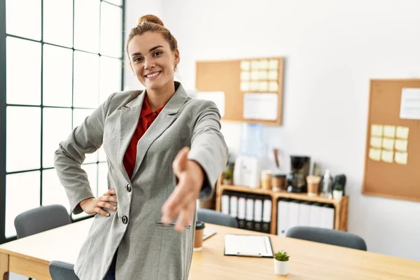 若い女性ビジネスワーカーはオフィスで手を振る — ストック写真