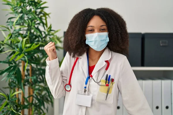 Ung Afrikansk Amerikansk Läkare Kvinna Bär Uniform Och Medicinsk Mask — Stockfoto