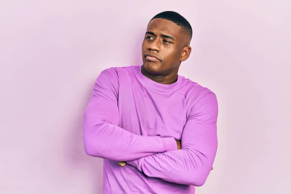 Young Black Man Wearing Casual Pink Sweater Looking Side Arms — Fotografia de Stock