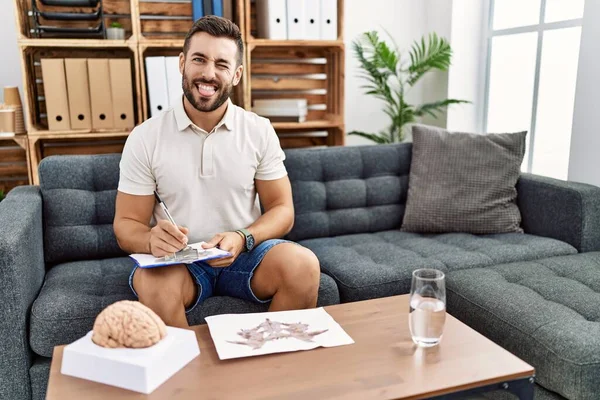 Schöner Hispanischer Mann Der Mit Dem Rorschach Test Der Psychologischen — Stockfoto