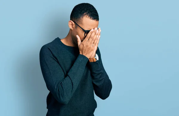 Ung Afrikansk Amerikan Man Bär Casual Kläder Och Glasögon Med — Stockfoto