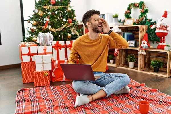 Joven Árabe Usando Portátil Sentado Junto Árbol Navidad Gritando Gritando — Foto de Stock