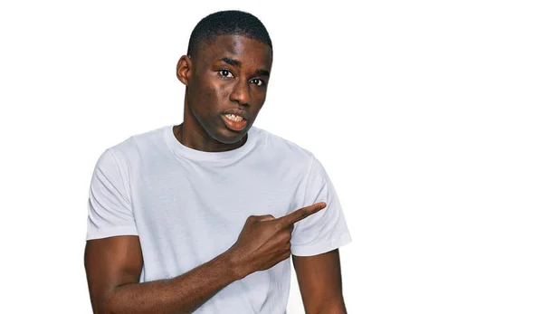 Joven Hombre Afroamericano Vistiendo Camiseta Blanca Casual Señalando Lado Preocupado —  Fotos de Stock