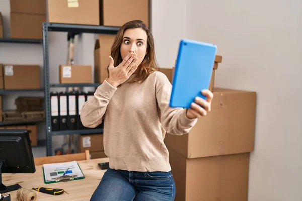 Young Woman Working Ecommerce Doing Video Tablet Covering Mouth Hand — Φωτογραφία Αρχείου