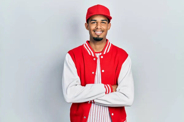 Ung Afrikansk Amerikansk Man Basebolluniform Glad Ansikte Leende Med Korsade — Stockfoto