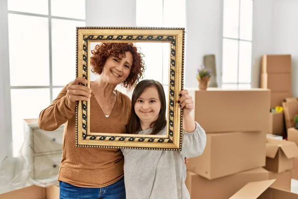 Starší Matka Dolů Syndrom Dcera Stěhuje Nového Domova Stojící Lepenkových — Stock fotografie