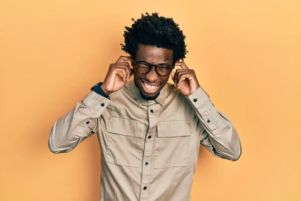 Joven Afroamericano Vestido Con Ropa Casual Gafas Que Cubren Las — Foto de Stock