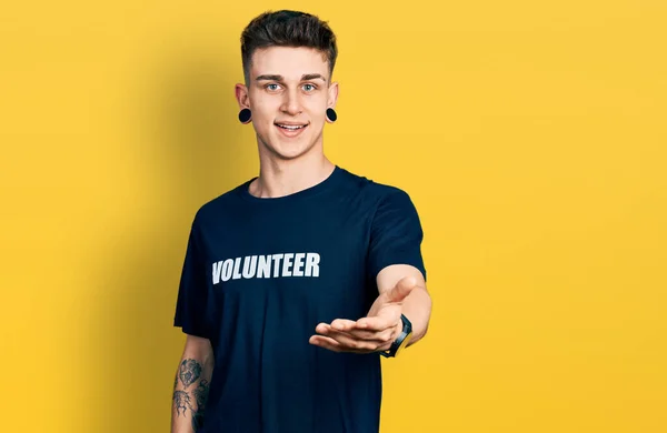 Young Caucasian Boy Ears Dilation Wearing Volunteer Shirt Smiling Cheerful — Stok fotoğraf