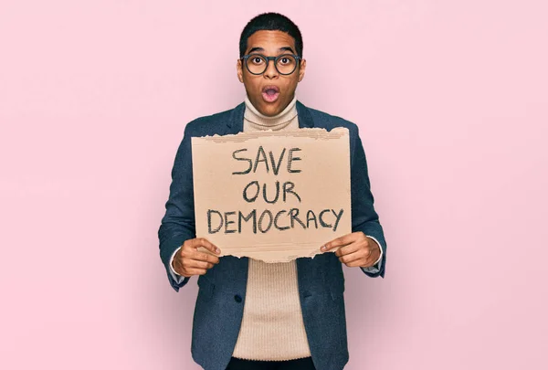 Jonge Knappe Latijns Amerikaanse Man Die Onze Democratie Redt Protestspandoek — Stockfoto
