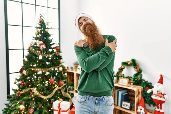 Rotschopf Mit Langem Bart Trägt Weihnachtsmütze Weihnachtsbaum Und Umarmt Sich — Stockfoto