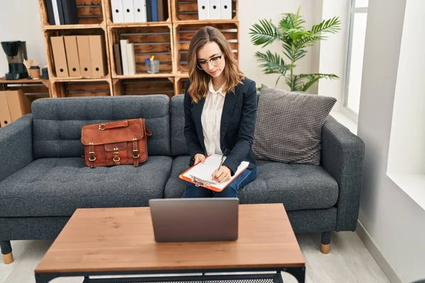 Young Woman Having Online Psychology Session Clinic — Stockfoto