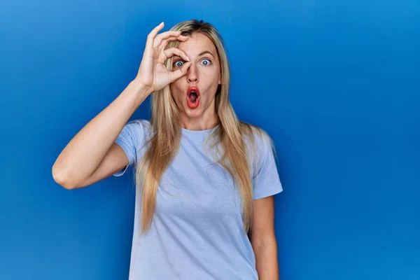 Schöne Blonde Frau Lässigem Shirt Über Blauem Hintergrund Tut Geste — Stockfoto