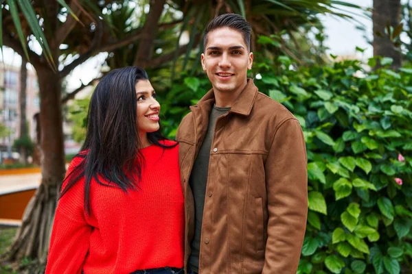 Homem Mulher Casal Sorrindo Confiante Abraçando Uns Aos Outros Parque — Fotografia de Stock