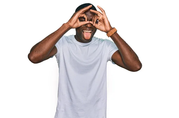 Junger Afrikanisch Amerikanischer Mann Lässigem Weißem Shirt Der Eine Geste — Stockfoto