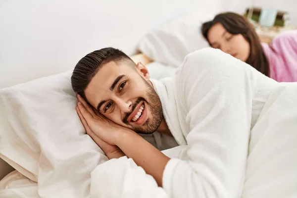 Fiatal Spanyol Házaspár Otthon Alszik Ágyon — Stock Fotó