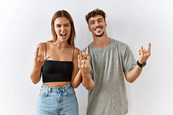 Jovem Belo Casal Juntos Sobre Fundo Isolado Gritando Com Expressão — Fotografia de Stock