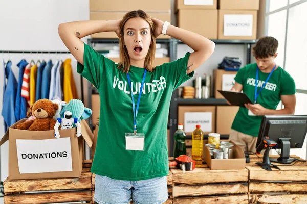 Jovem Loira Vestindo Camiseta Voluntária Doação Ficar Louco Assustado Com — Fotografia de Stock