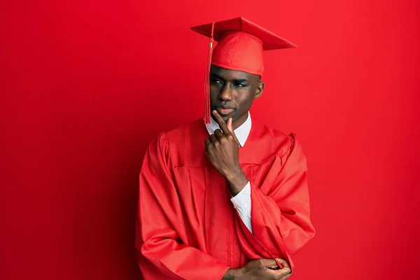Mezuniyet Şapkası Tören Cübbesi Takan Genç Afro Amerikan Bir Adam — Stok fotoğraf