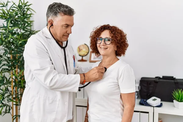 Mann Und Frau Mittleren Alters Arztuniform Herz Auskultivieren Bei Arztbesuch — Stockfoto