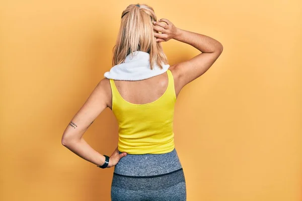 Beautiful Blonde Sports Woman Wearing Workout Outfit Backwards Thinking Doubt — Stok fotoğraf