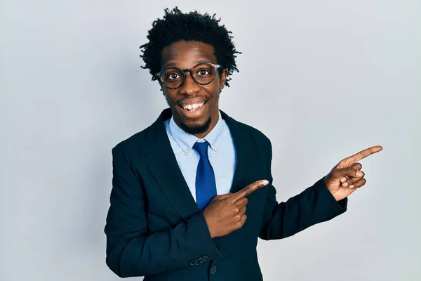 Joven Hombre Afroamericano Con Traje Negocios Sonriendo Mirando Cámara Apuntando — Foto de Stock