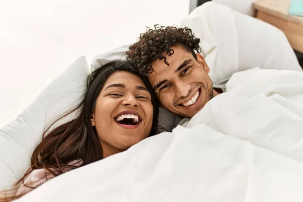 Unga Latinska Par Som Täcker Med Lakan Liggande Sängen Sovrummet — Stockfoto