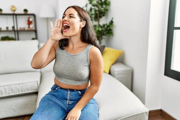 Young Brunette Woman Sitting Sofa Home Shouting Screaming Loud Side — Foto Stock