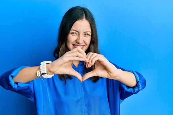 Mujer Morena Joven Con Camisa Azul Casual Sonriendo Amor Haciendo — Foto de Stock