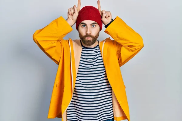 Homem Caucasiano Com Barba Vestindo Capa Amarela Fazendo Gesto Engraçado — Fotografia de Stock