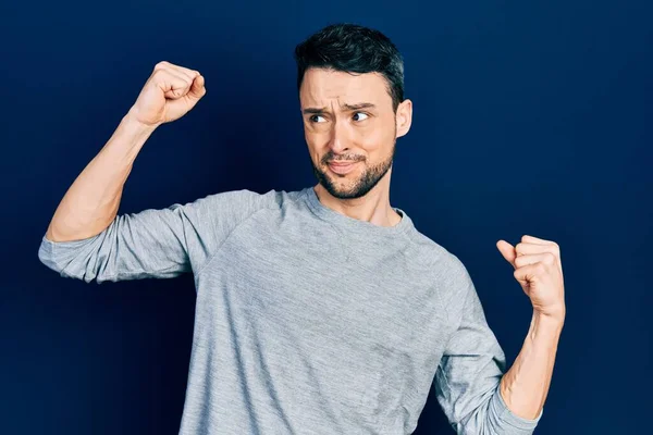 Jonge Latijns Amerikaanse Man Casual Kleding Met Armen Spieren Glimlachend — Stockfoto