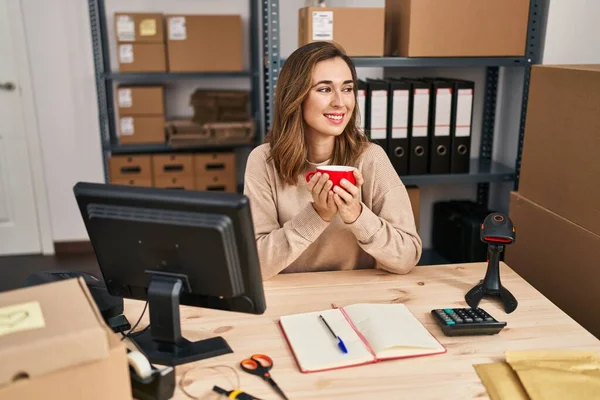 Young Woman Ecommerce Business Worker Drinking Coffee Office — Φωτογραφία Αρχείου