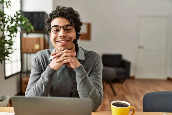 Jonge Spaanse Call Center Agent Man Glimlachend Gelukkig Werken Kantoor — Stockfoto