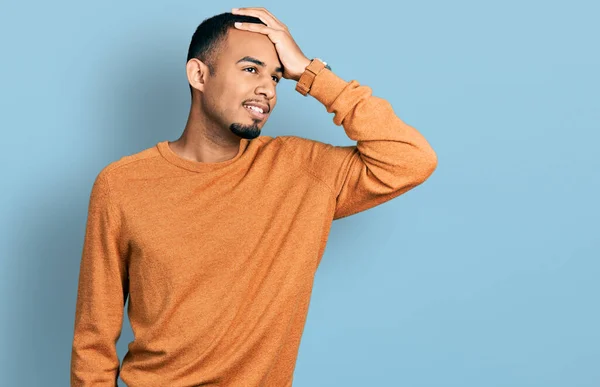 Joven Hombre Afroamericano Vistiendo Ropa Casual Sonriendo Confiado Tocando Cabello —  Fotos de Stock